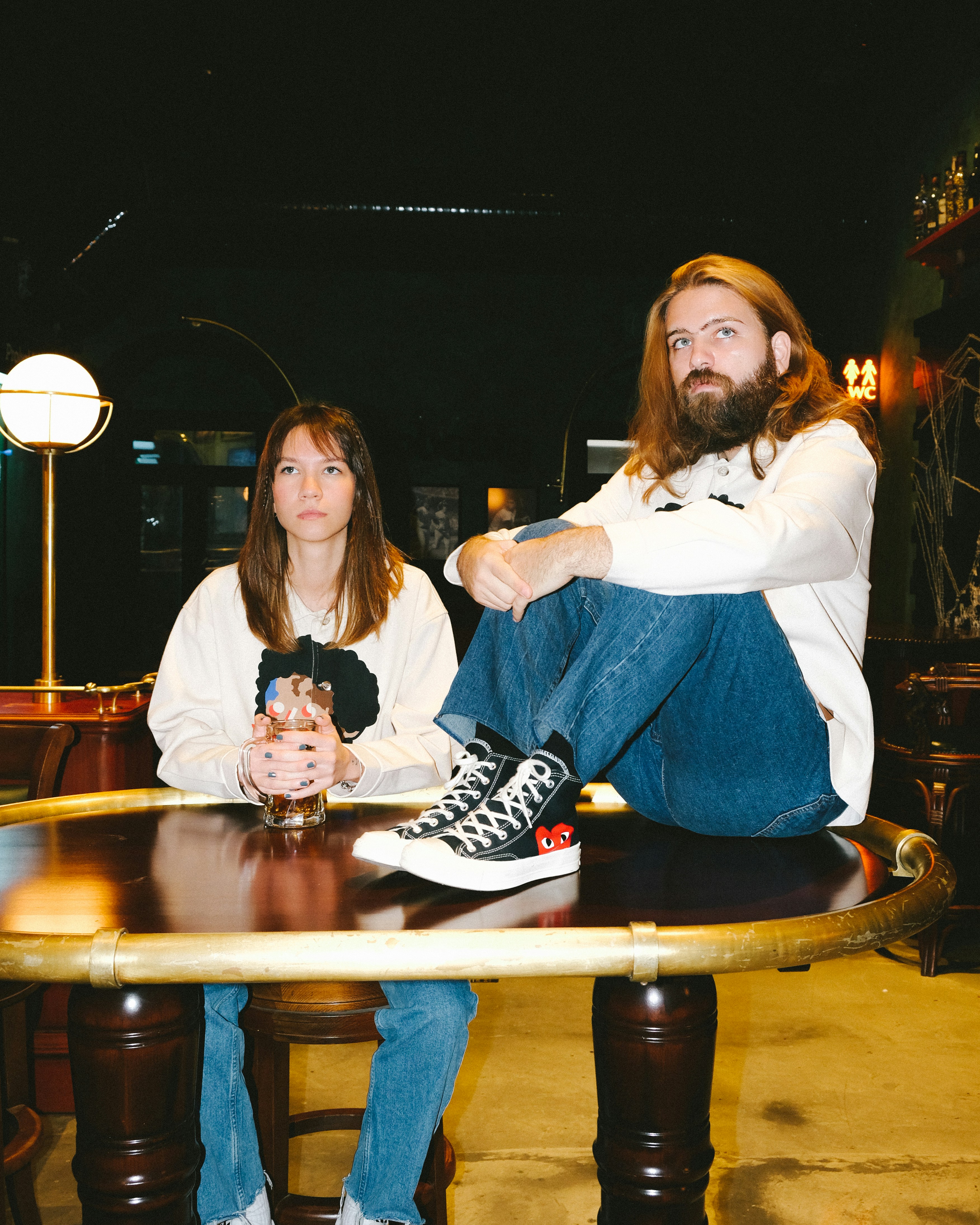 Personnes regardant la télévision ensemble