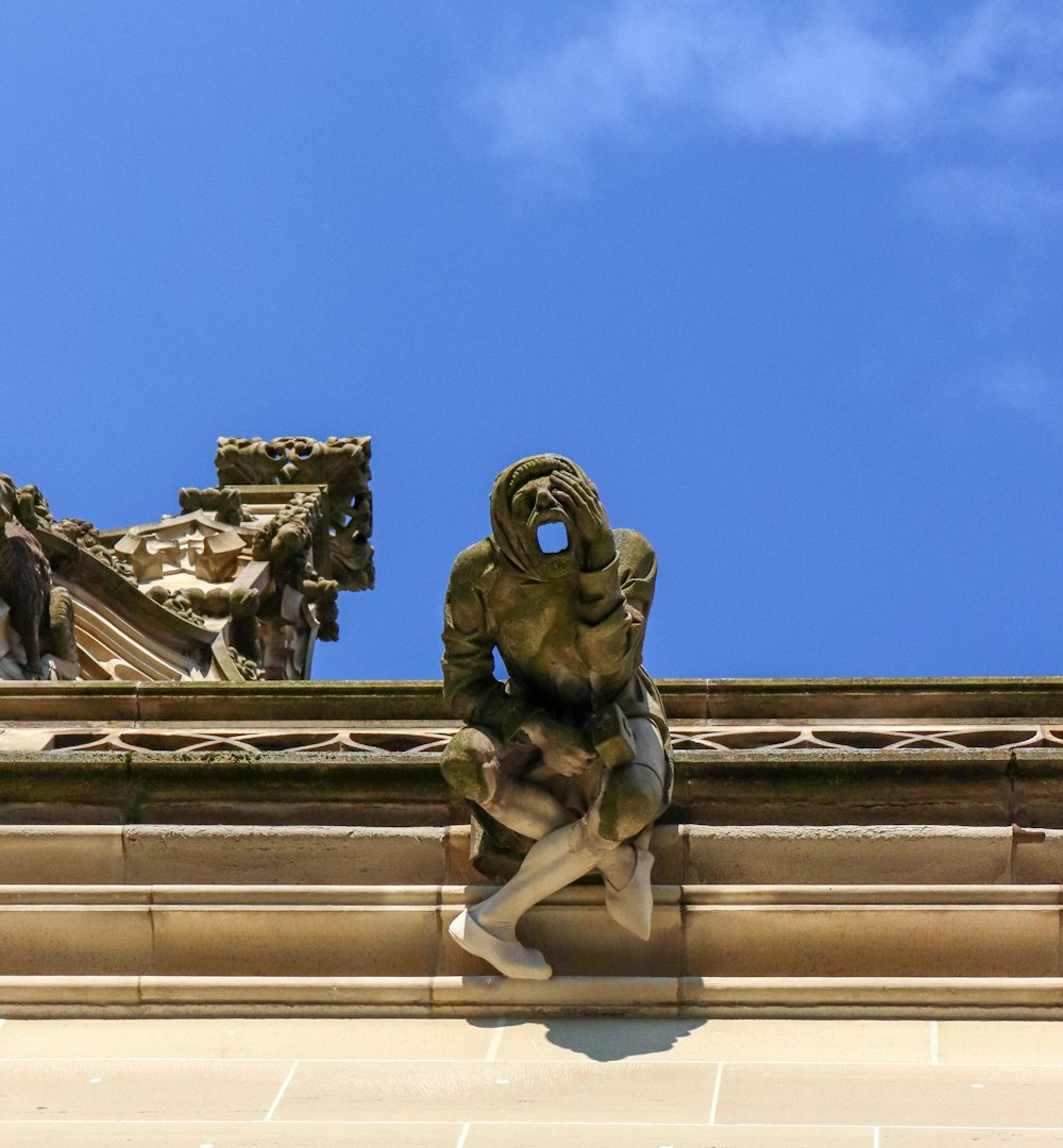 Estatua de hormigón gris bajo el cielo azul durante el día