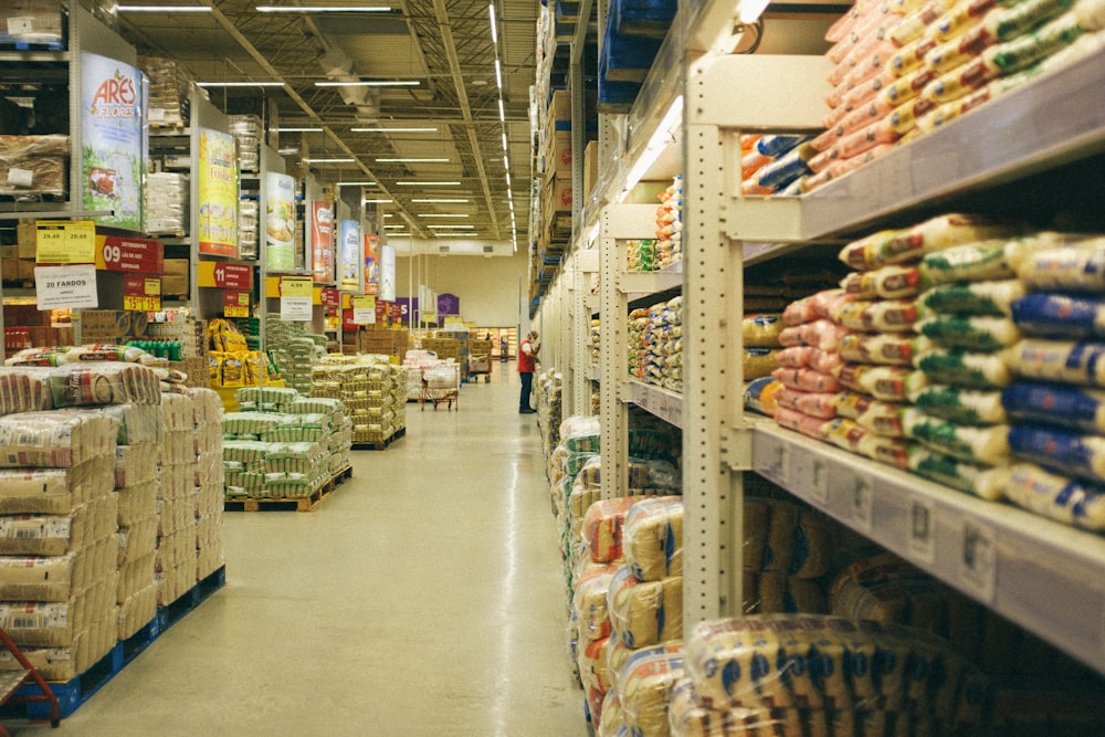 Étagère en métal blanc avec emballages alimentaires