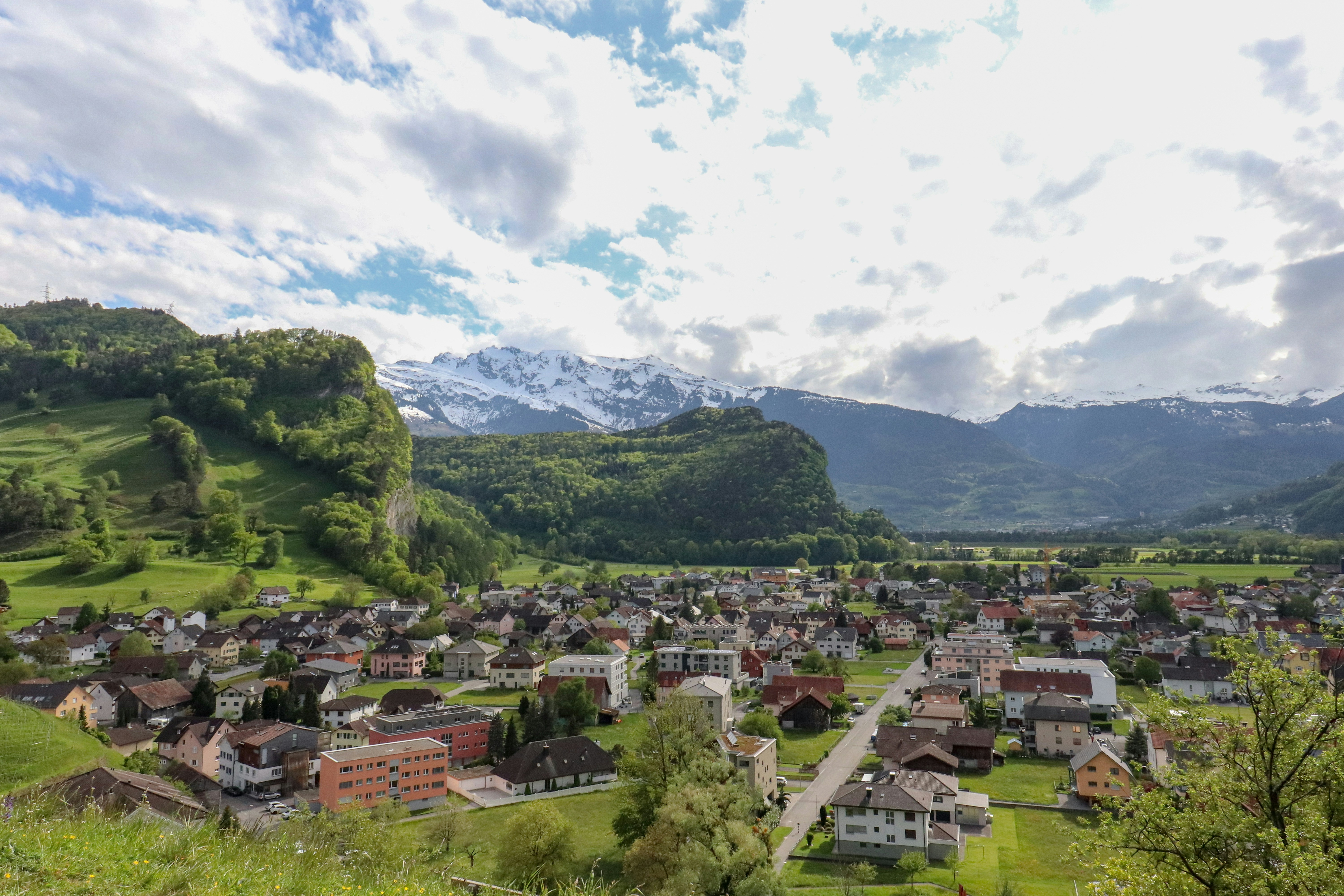 Montagne verte sous les nuages blancs pendant la journée