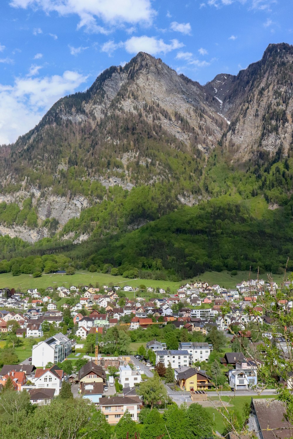 Dorf in der Nähe des Berges tagsüber