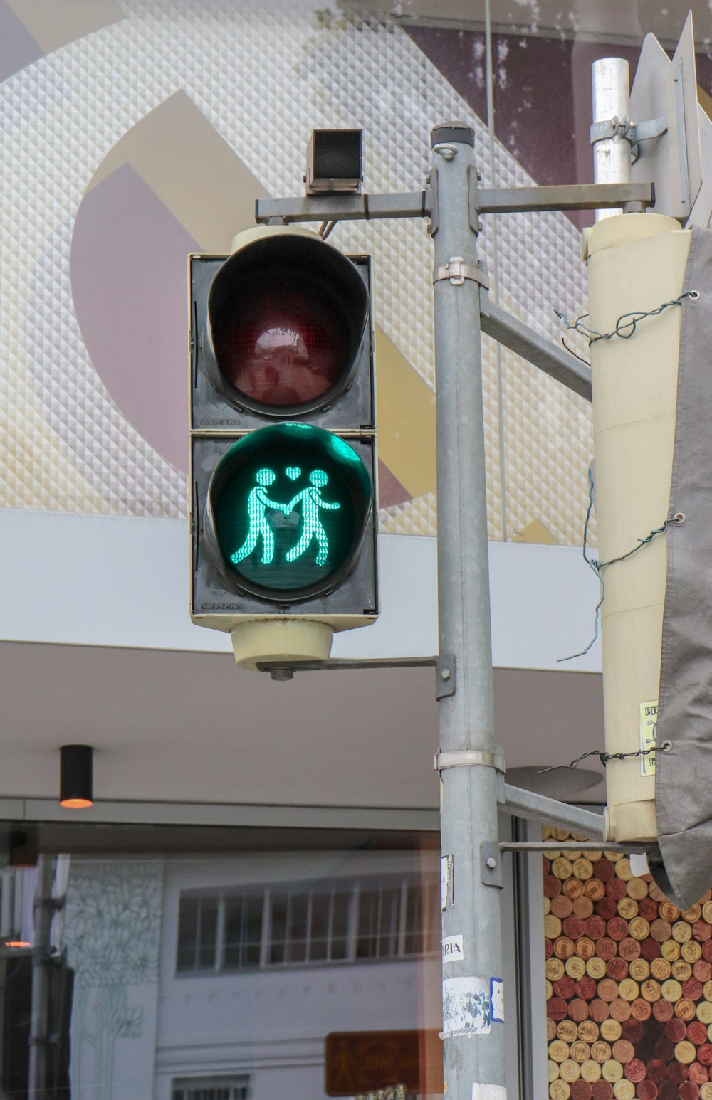 Schwarze Ampel auf grünem Licht