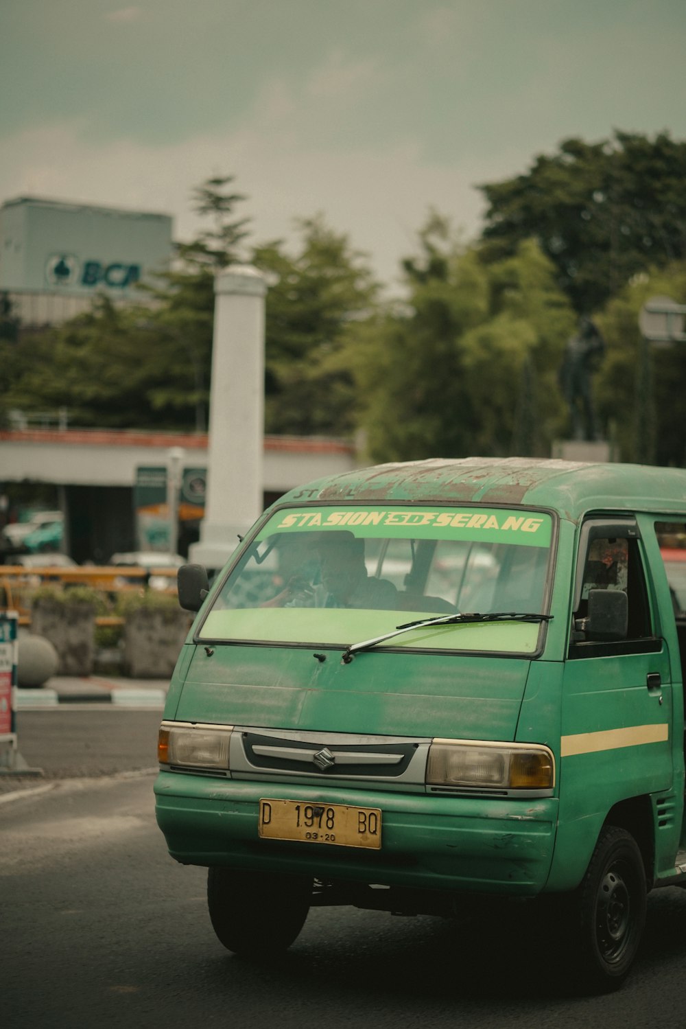 Volkswagen T-2 vert et blanc garé dans la rue pendant la journée