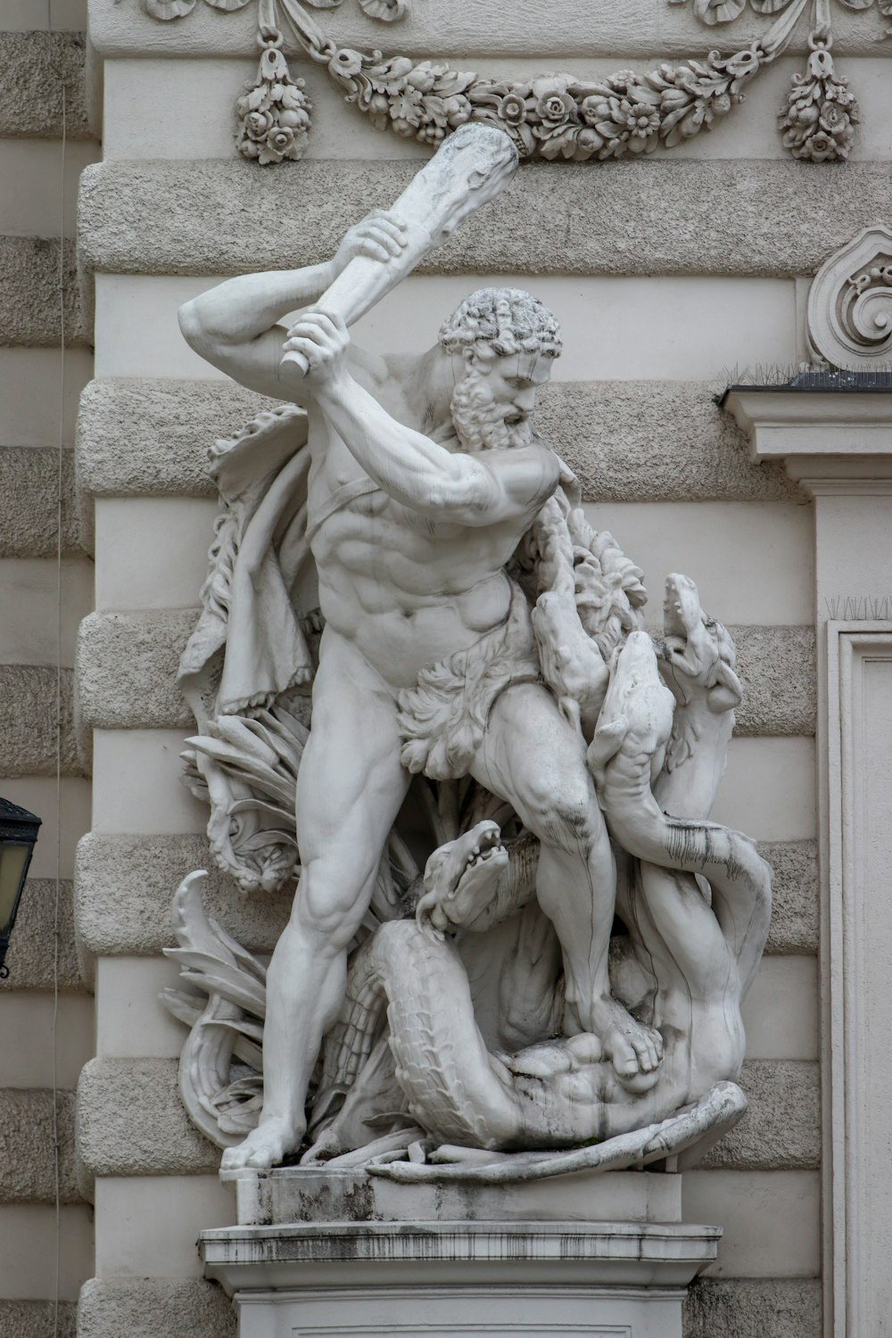 Statue des Mannes, der ein Buch hält