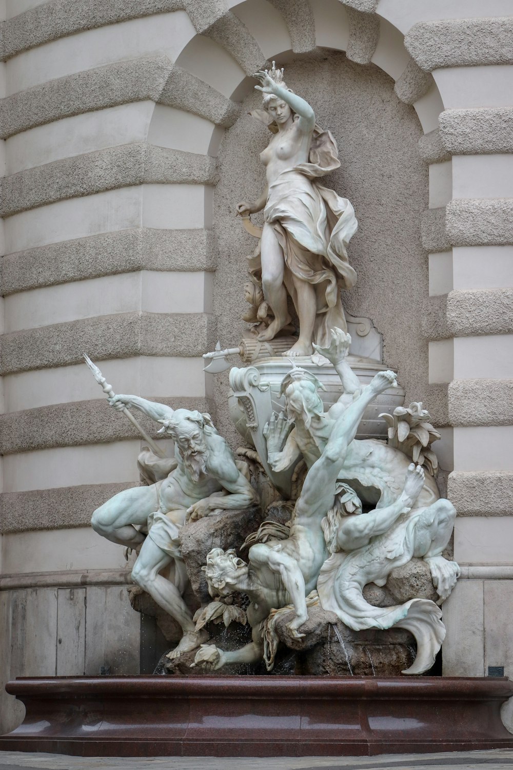 Graue Betonstatue von Mann und Frau