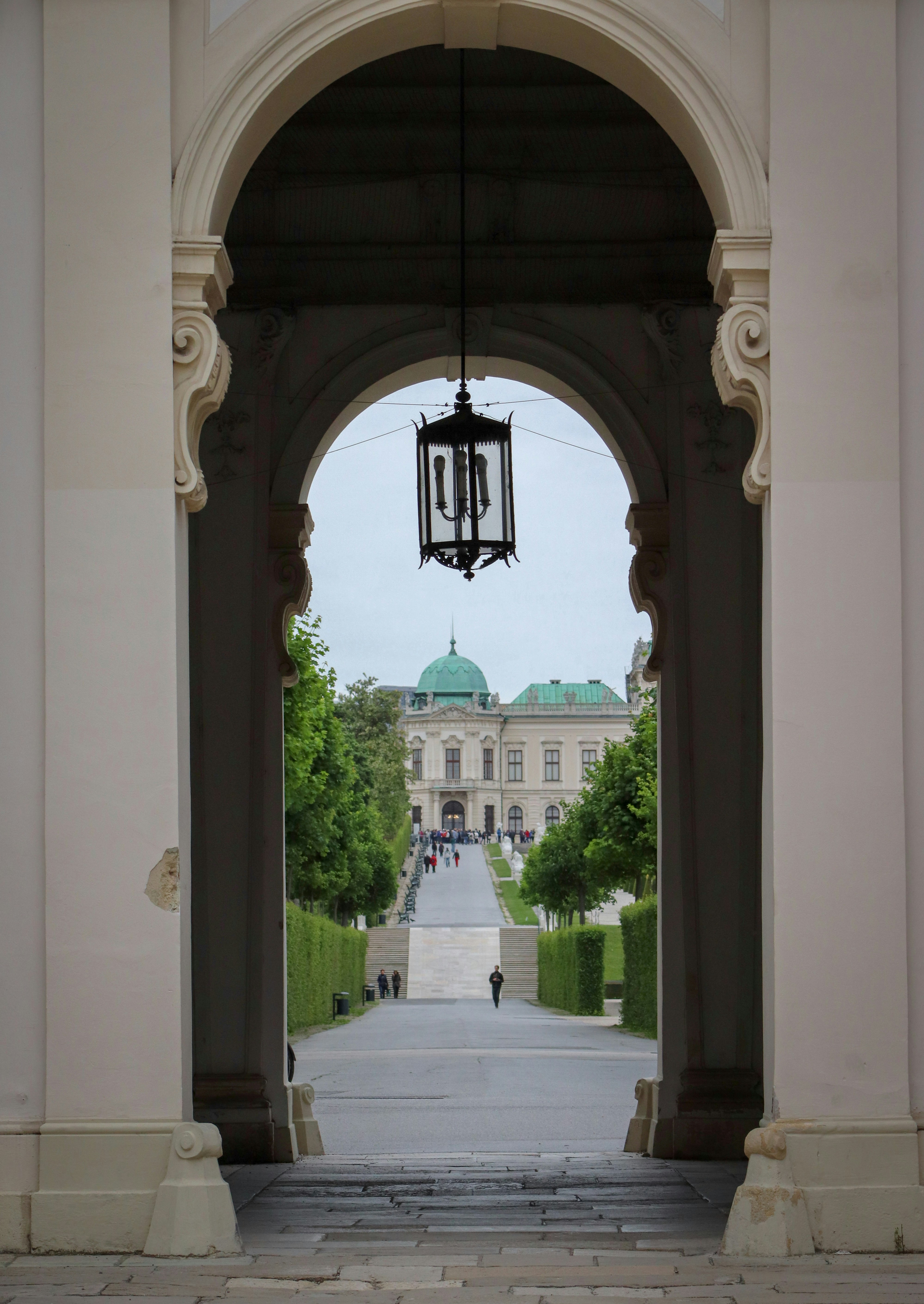 Weißes Betongebäude mit schwarzem Metalltor