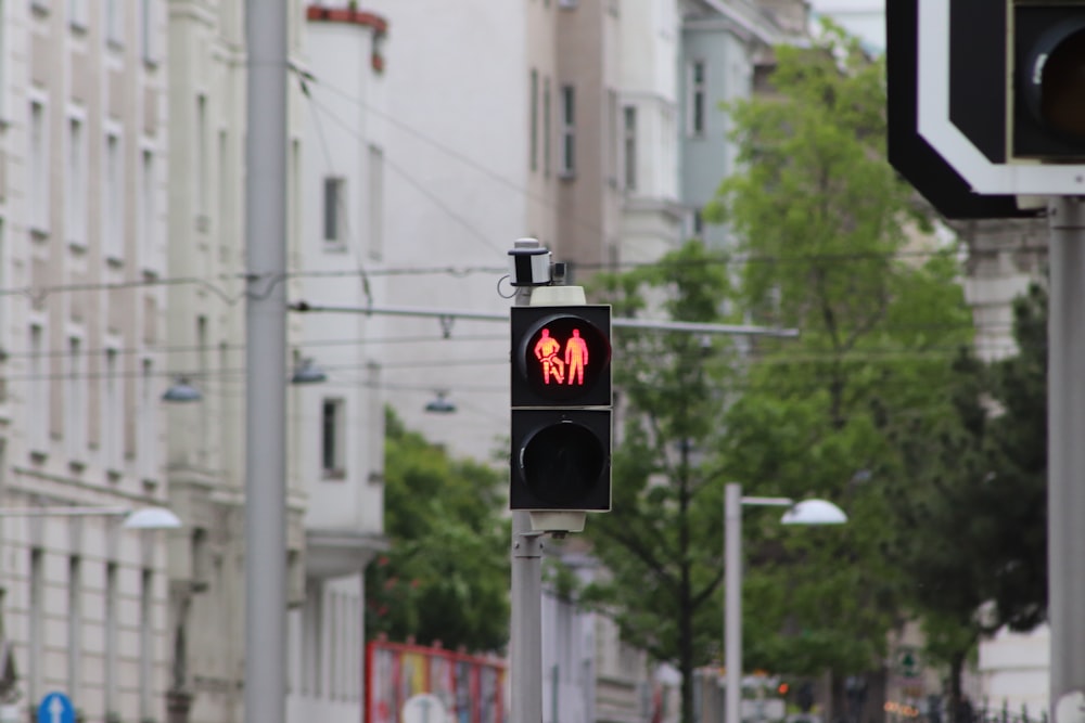 black and red traffic light