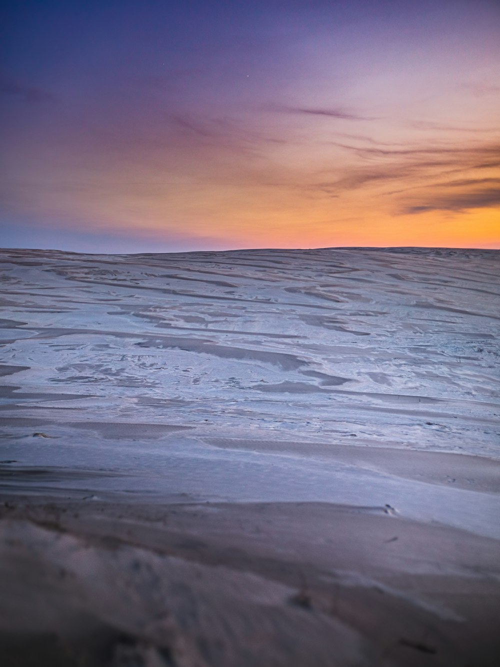 weißes schneebedecktes Feld unter blauem Himmel tagsüber