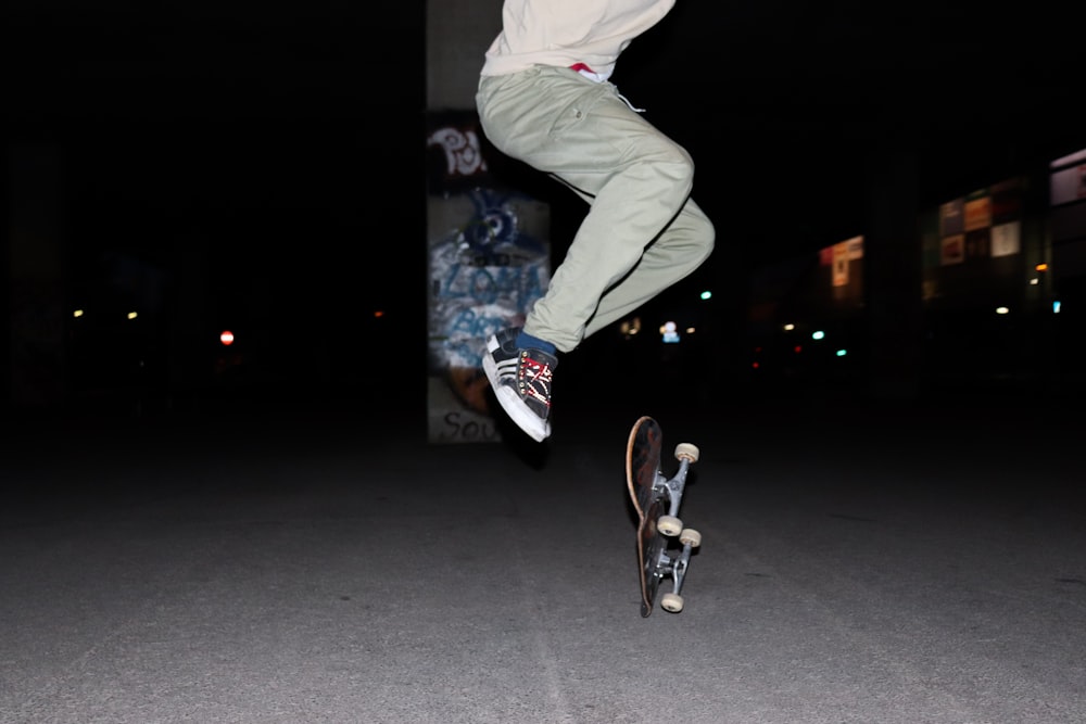 スケートボードに乗って空を飛ぶ男