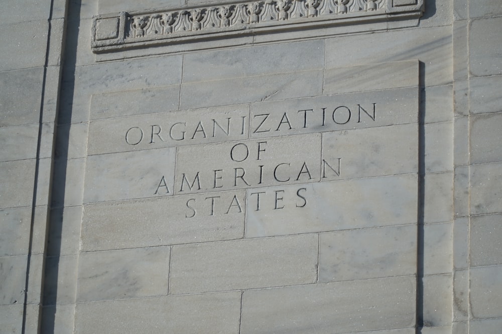 Un cartello sul lato di un edificio che dice Organizzazione degli Stati americani