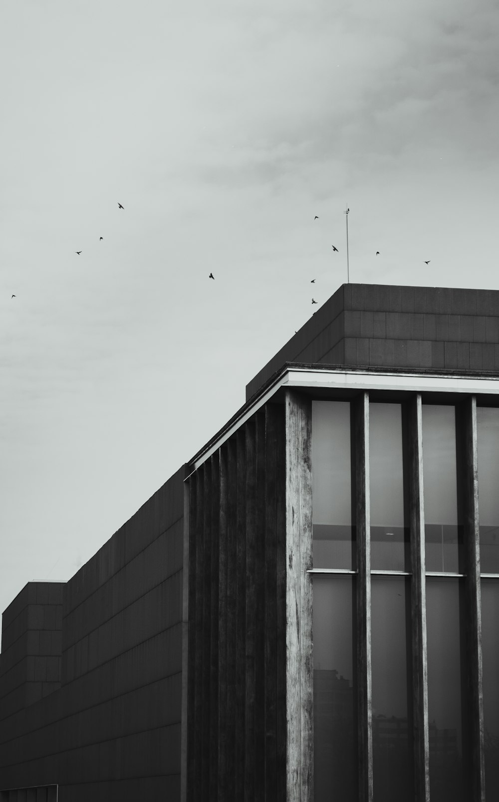 braunes Holzgebäude tagsüber unter weißem Himmel