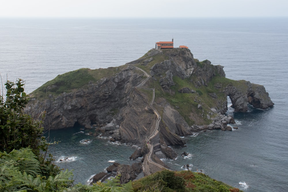 Montaña marrón y verde junto al cuerpo de agua durante el día