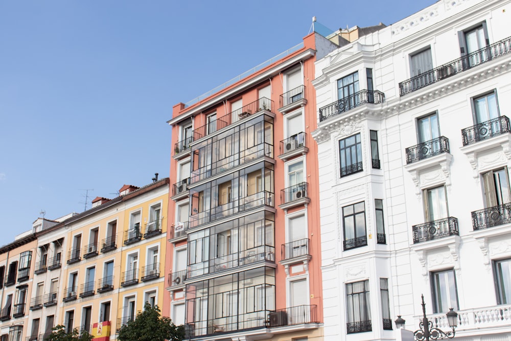 Edificio in cemento bianco e marrone sotto il cielo blu durante il giorno