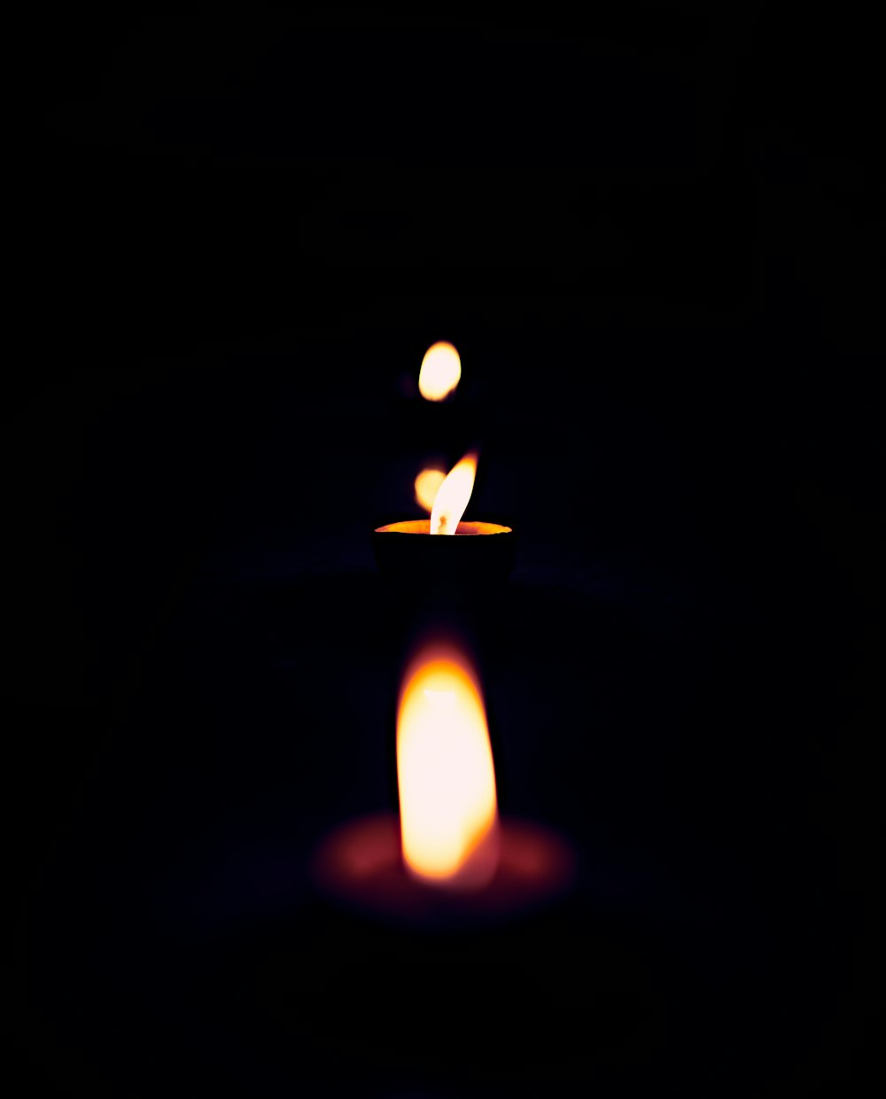 candela accesa in camera oscura