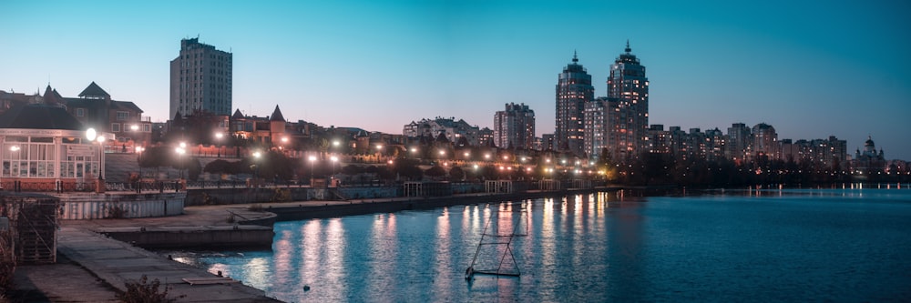 Horizonte de la ciudad durante la noche