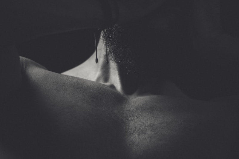 Oben ohne in schwarzem BH