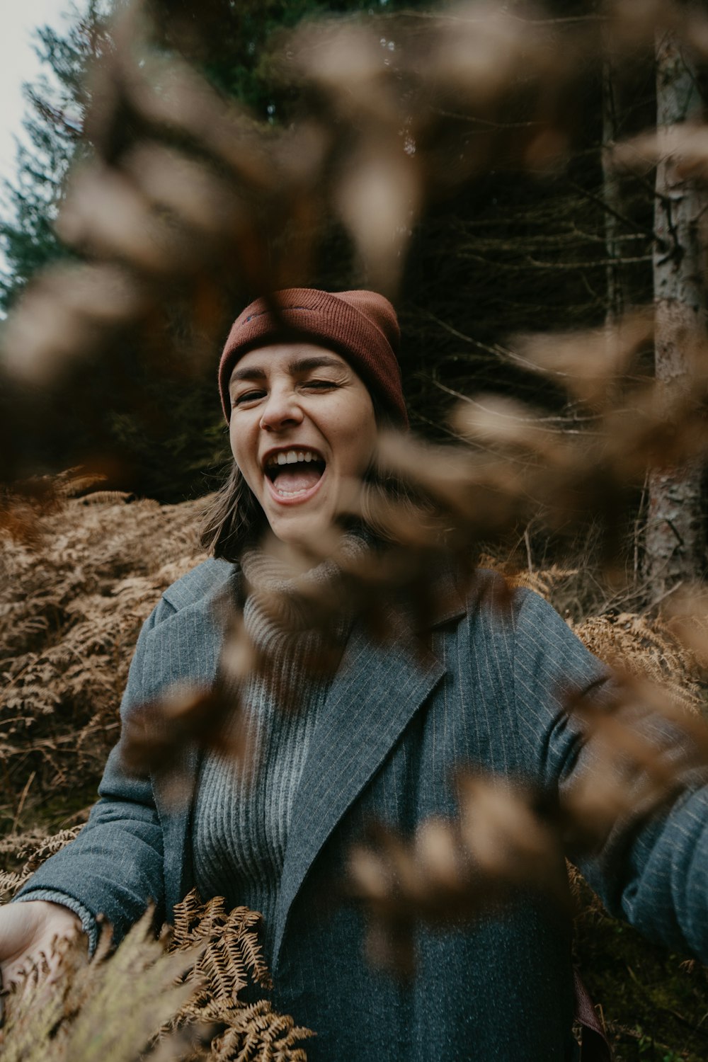 mulher no suéter cinza sorrindo