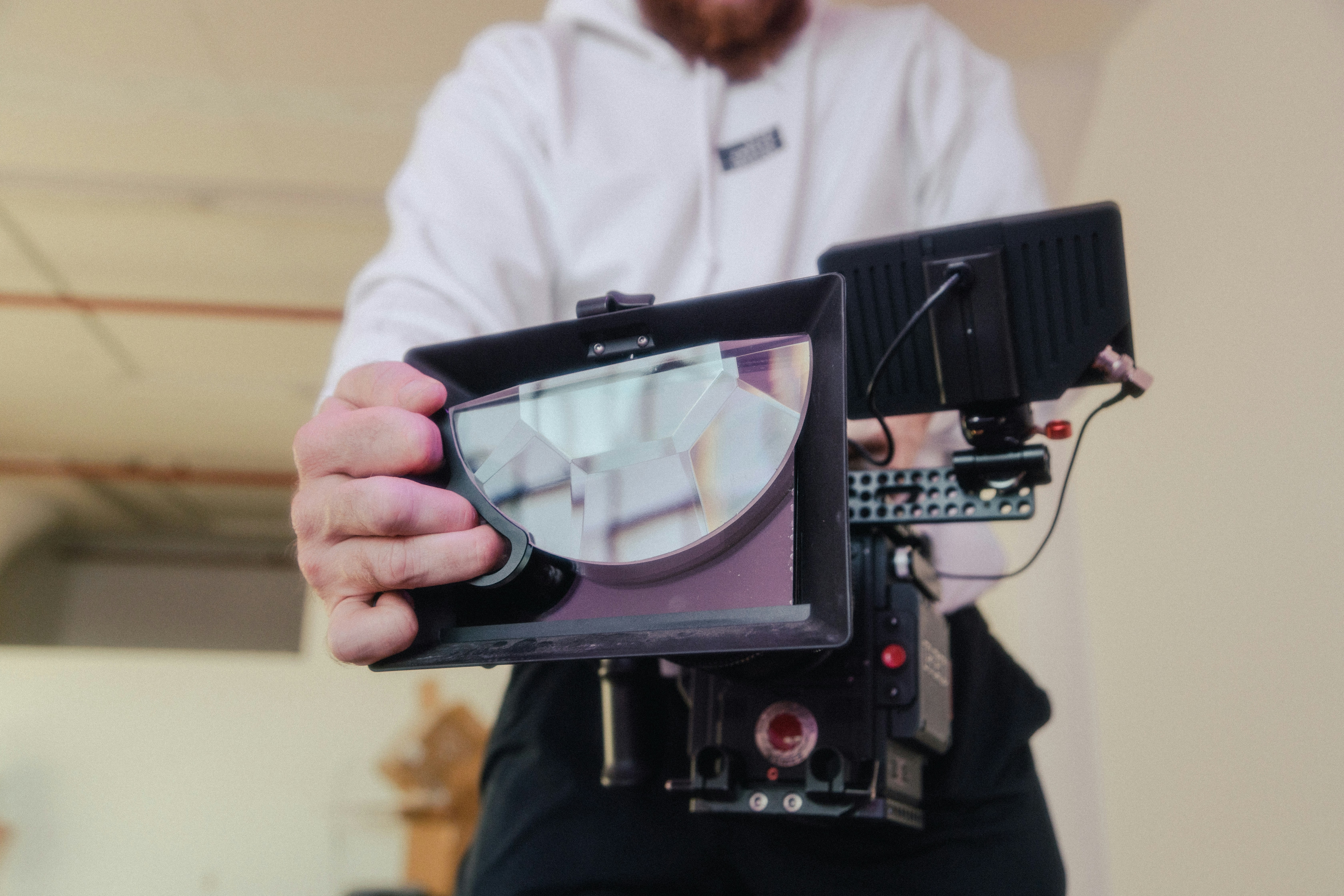 Person mit schwarzer und silberner Kamera