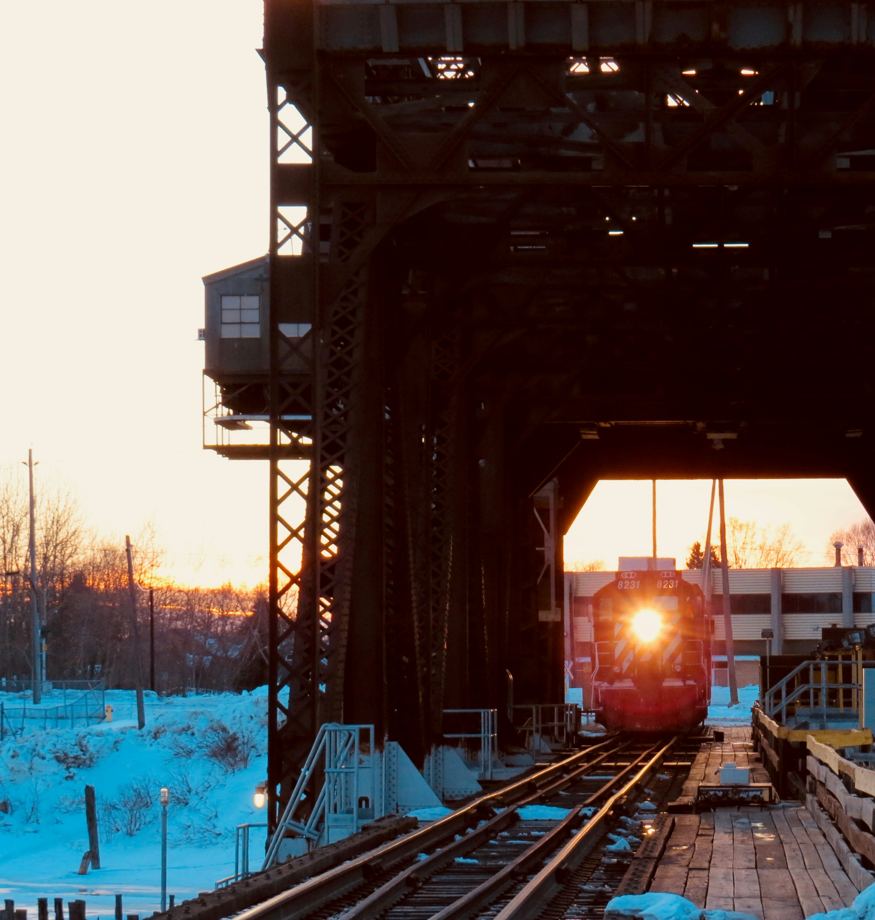 Autos auf der Straße in der Nähe der Brücke während des Tages