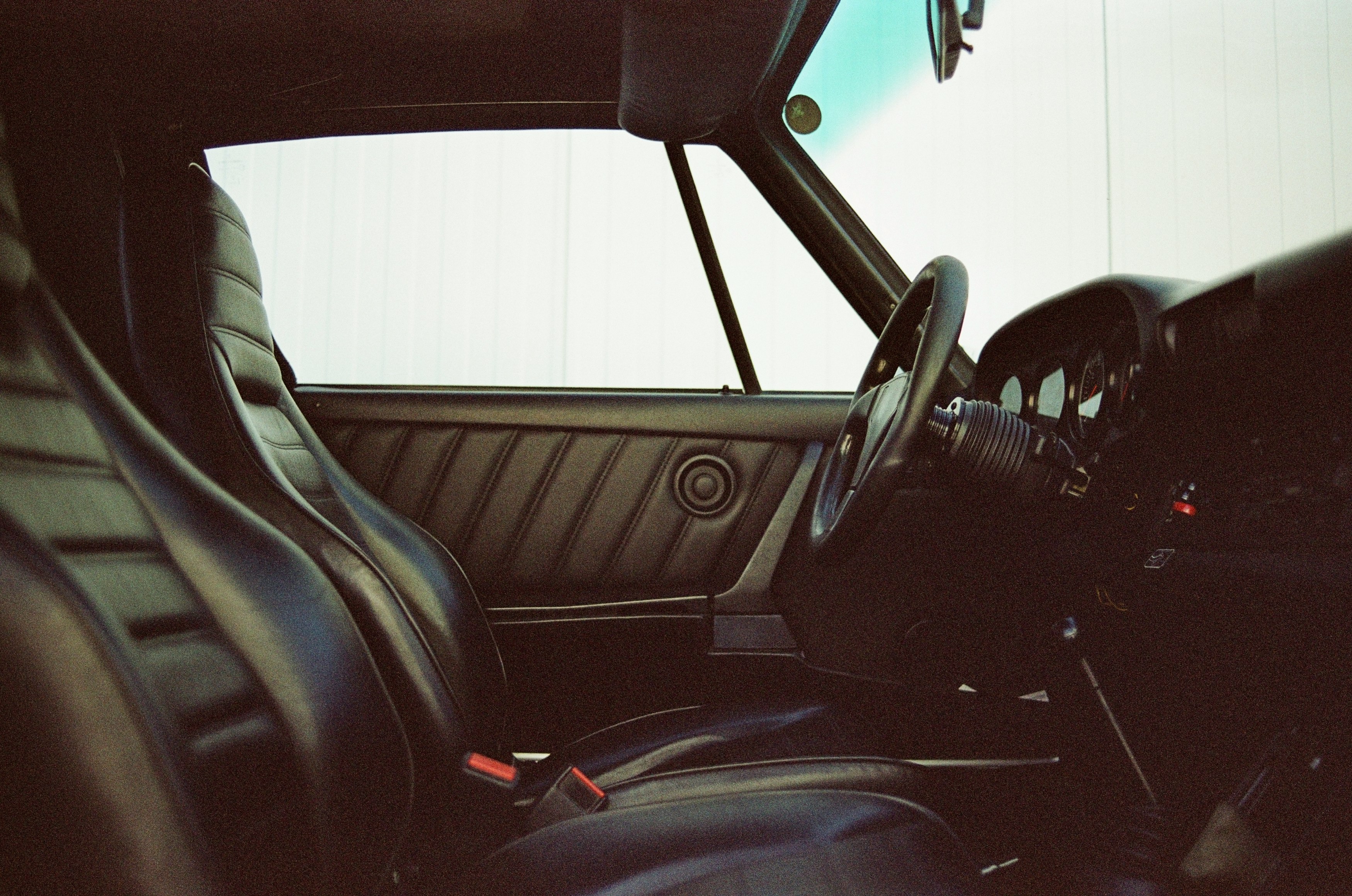 black car steering wheel during daytime