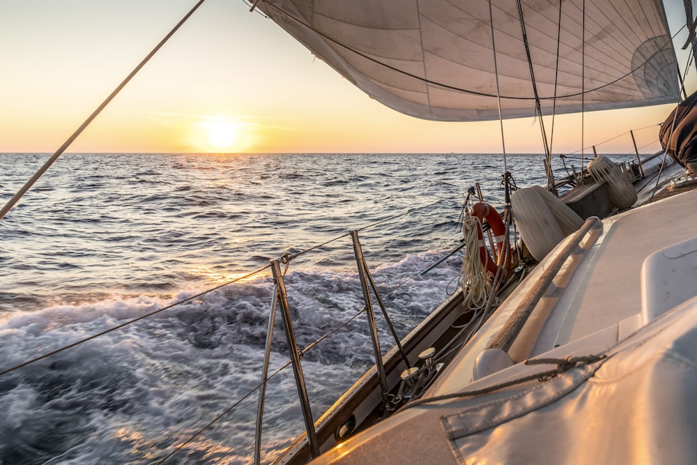 Menschen, die tagsüber auf dem Boot fahren