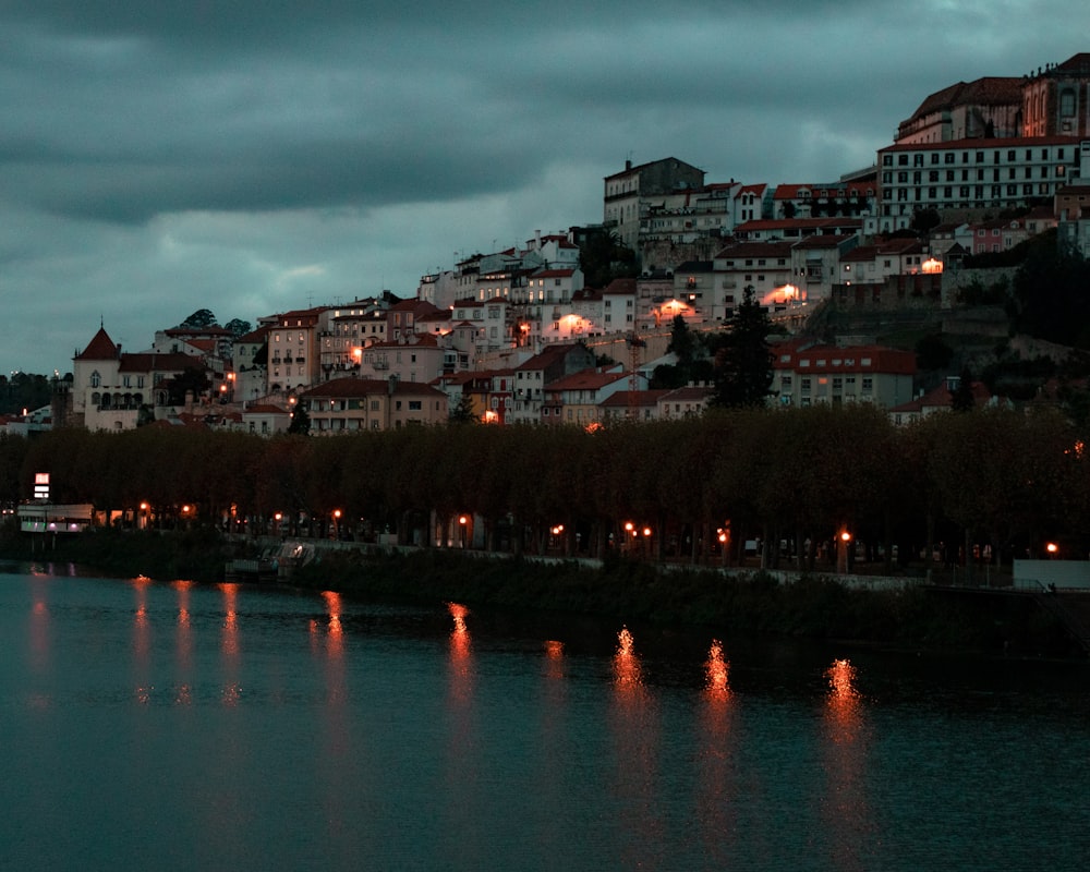 Horizonte de la ciudad durante la noche