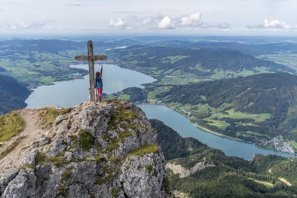 Person, die tagsüber auf dem Felsenberg steht