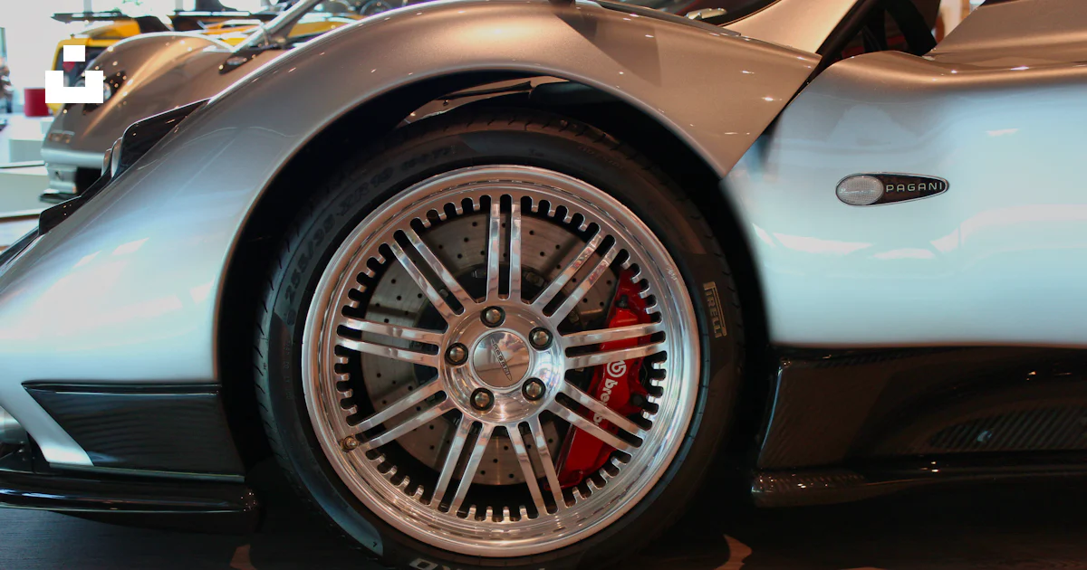 Des Roues Roue de voiture chromée à rayons multiples photo – Image gratuite de ...