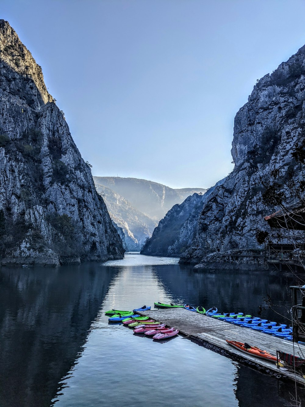 Kayak verde y azul sobre textil azul y blanco