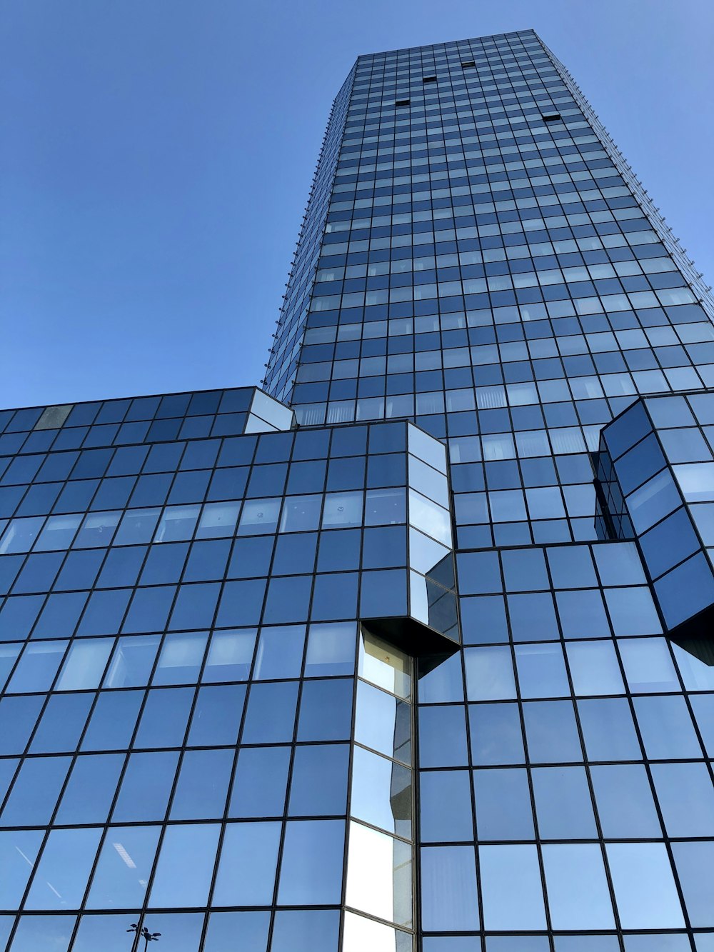 edificio in cemento bianco sotto il cielo blu durante il giorno