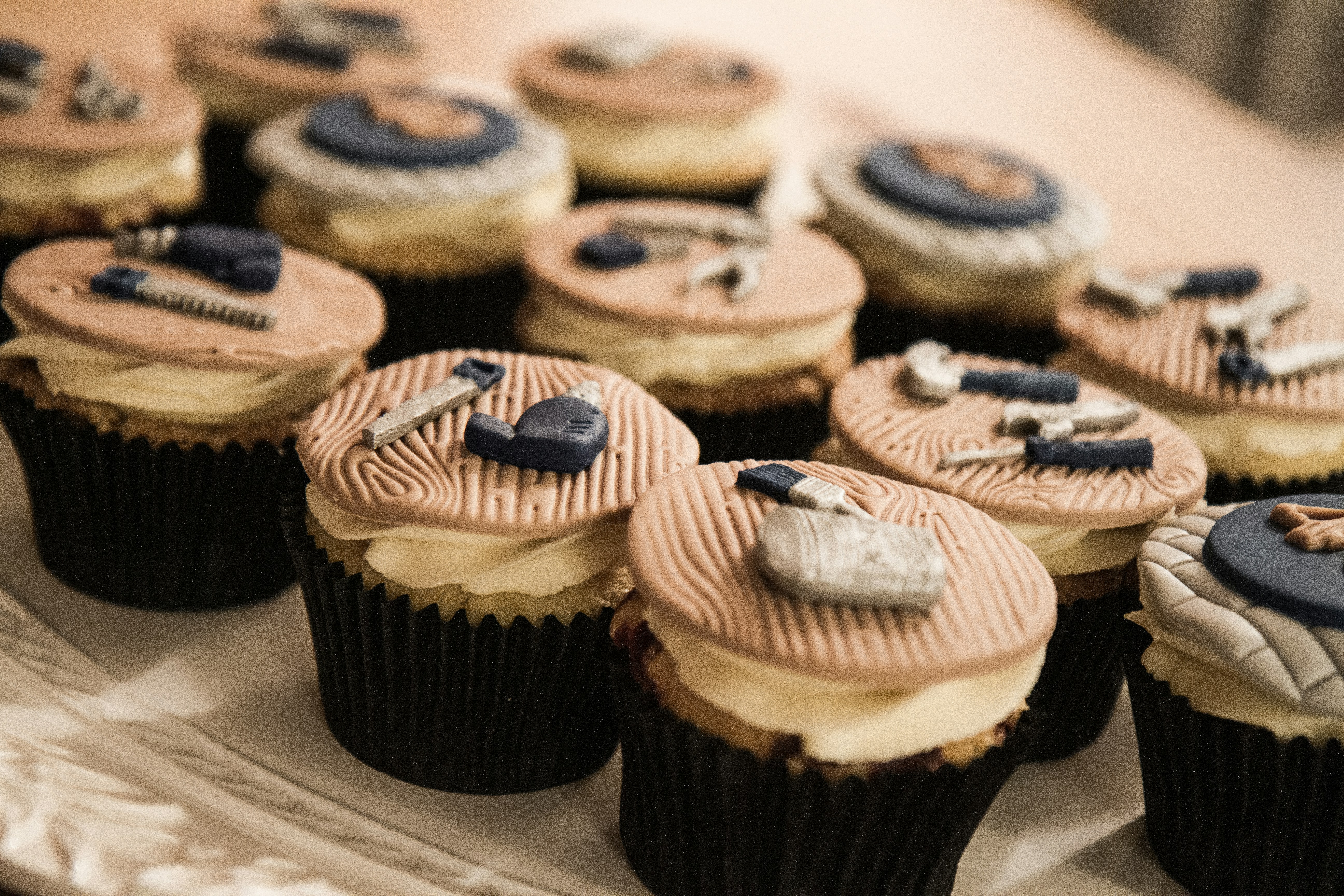 cupcakes avec chocolat et glaçage bleu sur le dessus