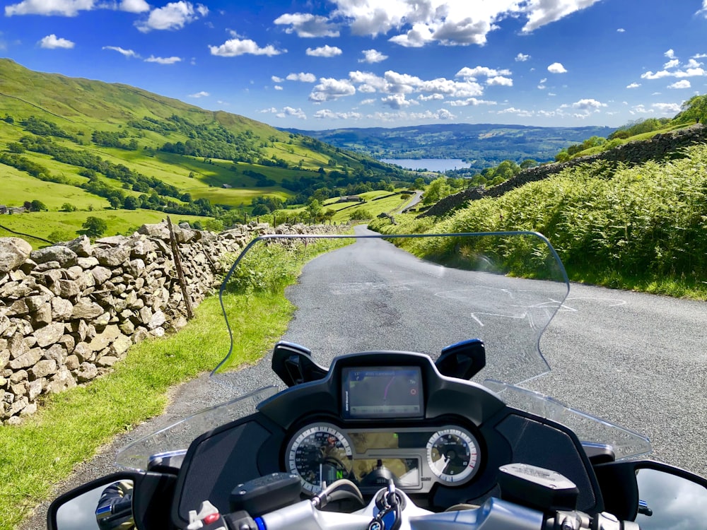 昼間の道路上の黒と銀の車