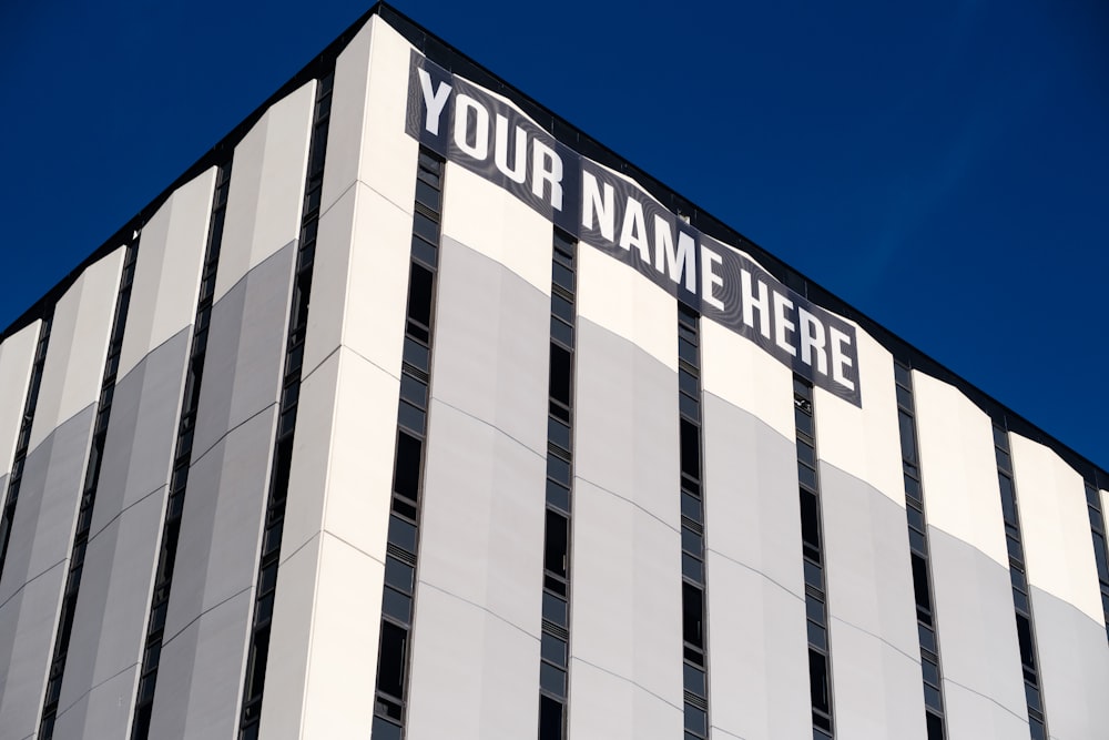 Edificio grigio e nero sotto cielo blu durante il giorno