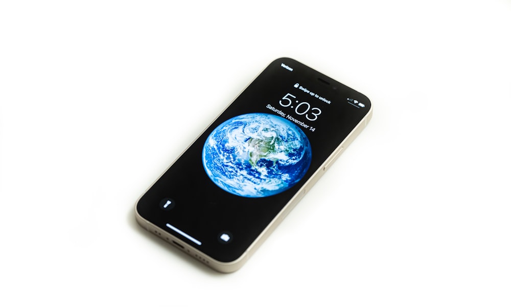iPhone 6 plateado sobre fondo blanco