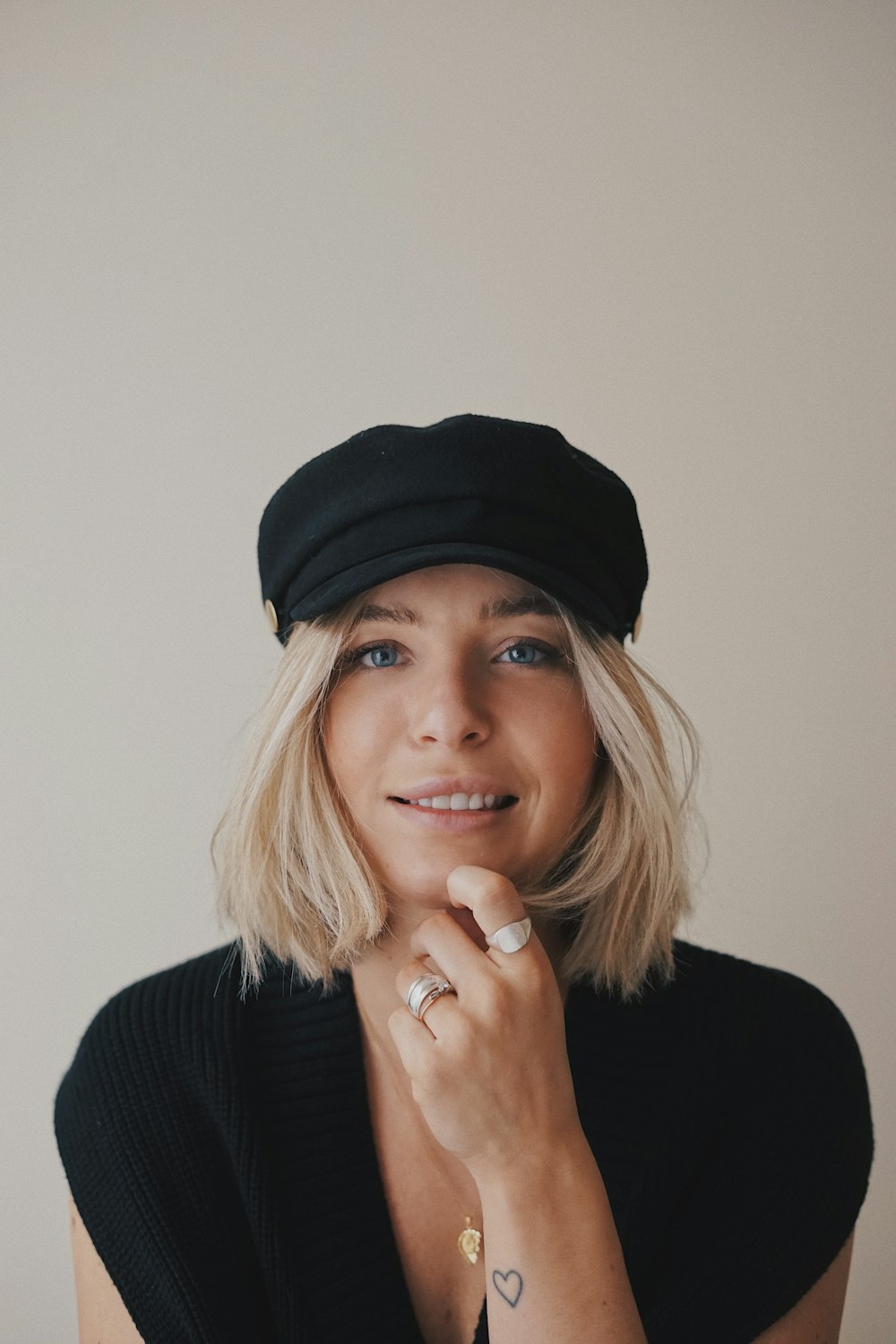 Femme en chemise noire à manches longues portant un chapeau noir