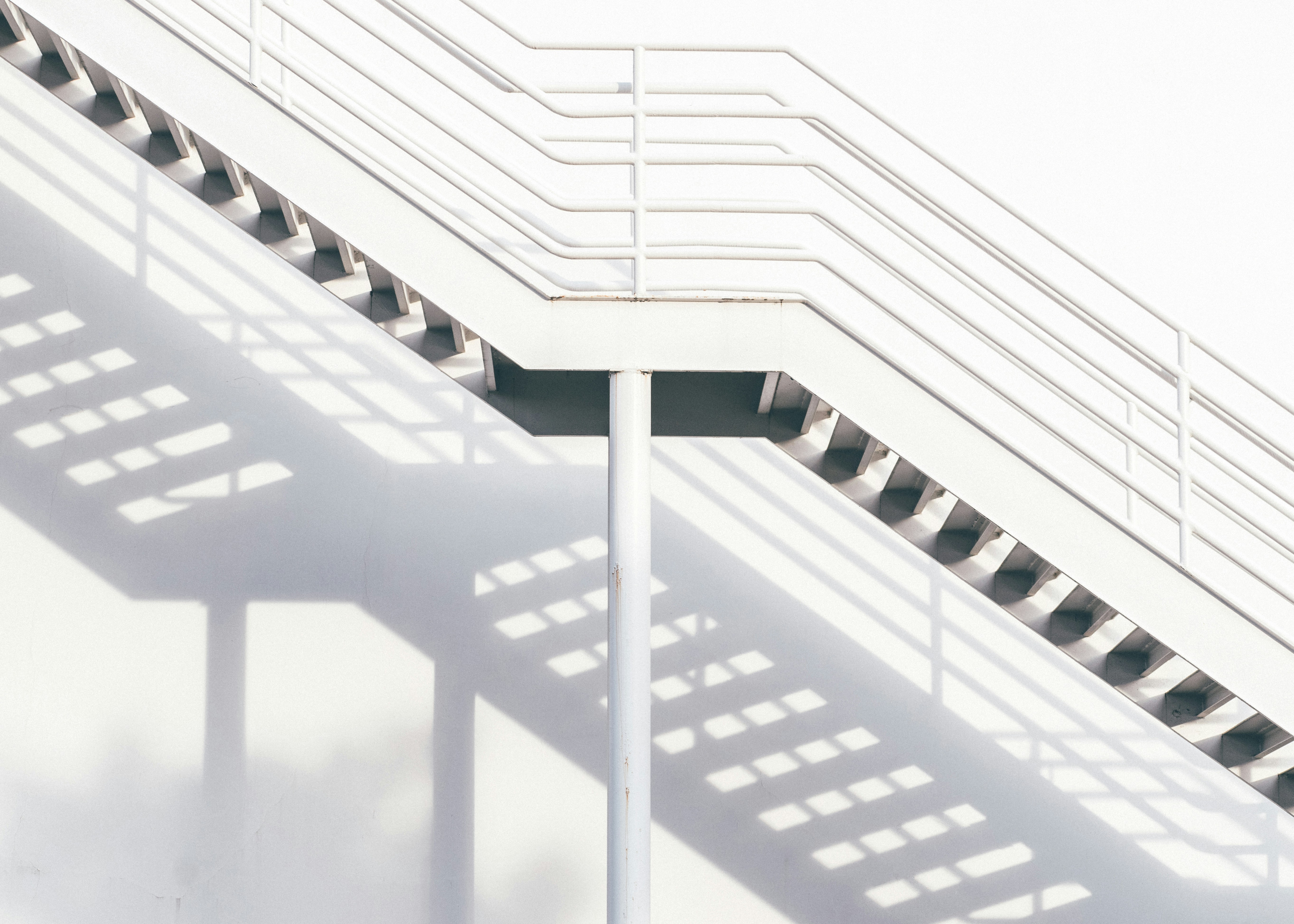 bâtiment en béton blanc pendant la journée