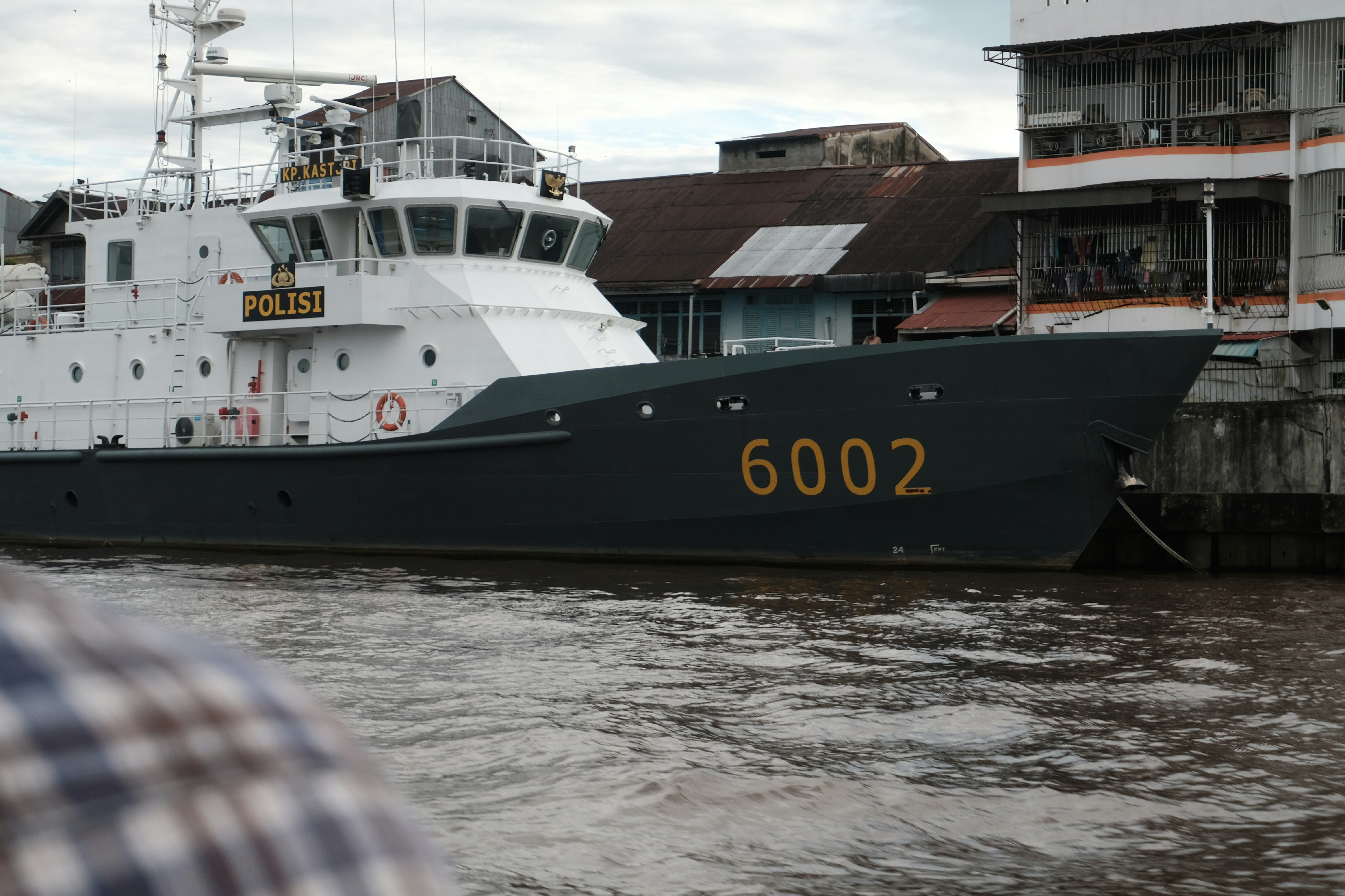 Perahu biru dan putih di atas air pada siang hari