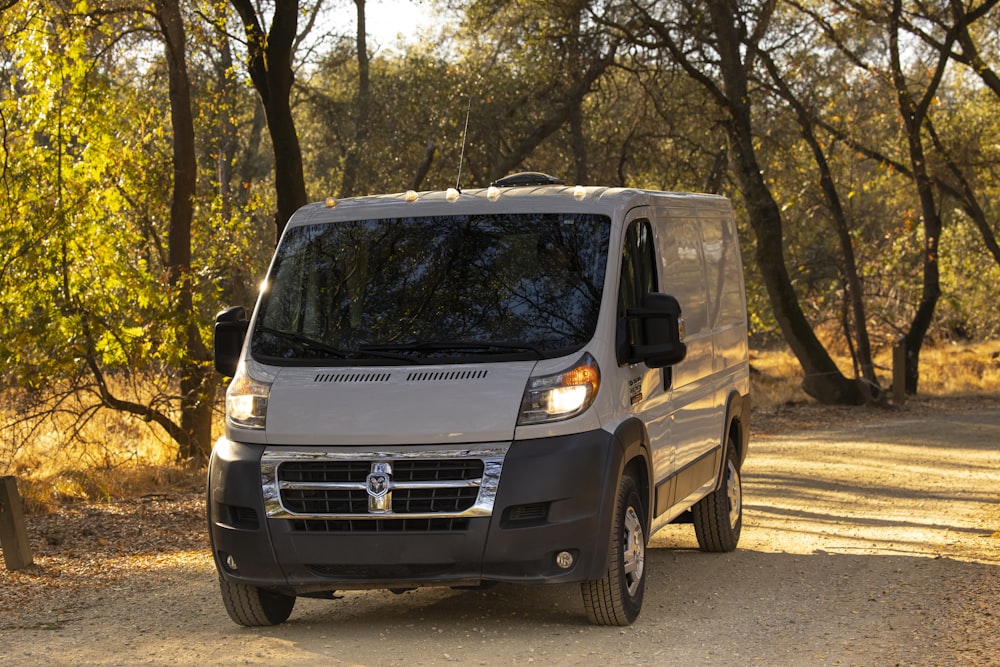 van mercedes benz branca e preta estacionada em estrada de concreto cinza durante o dia