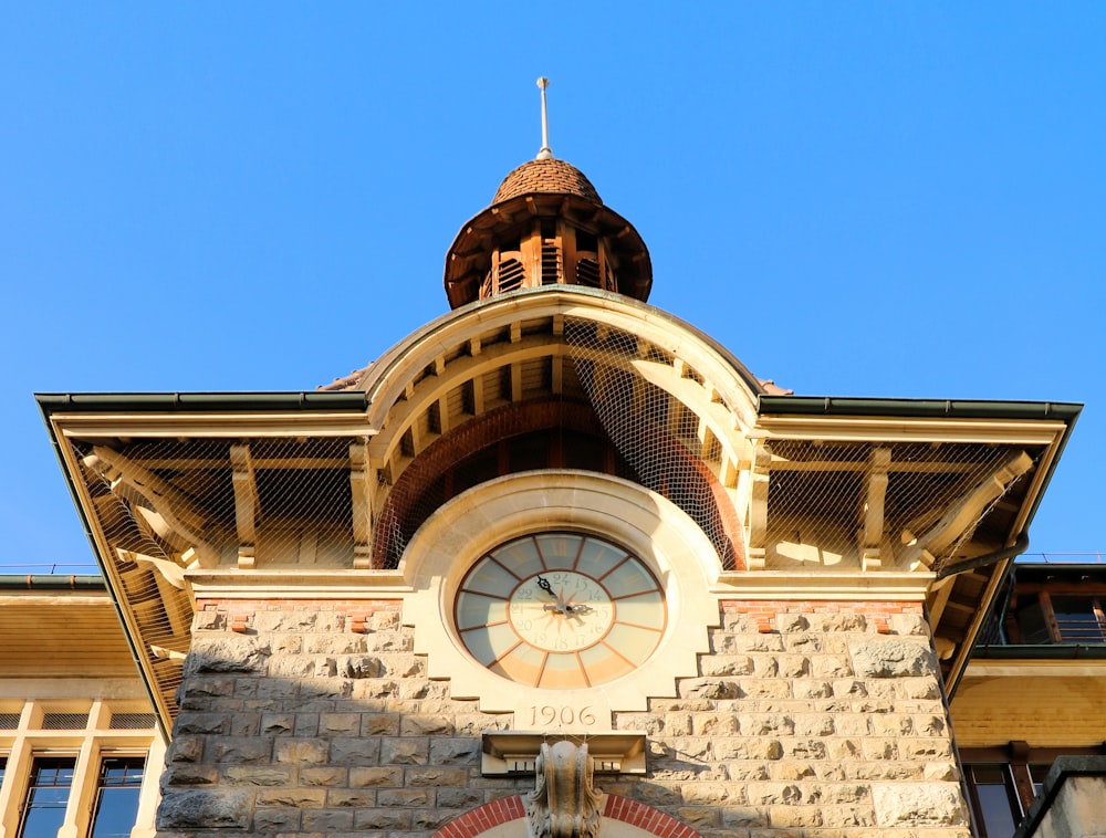 edificio in cemento marrone e bianco sotto il cielo blu durante il giorno