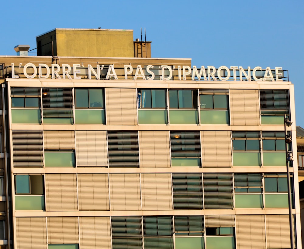 edificio in cemento marrone sotto il cielo blu durante il giorno