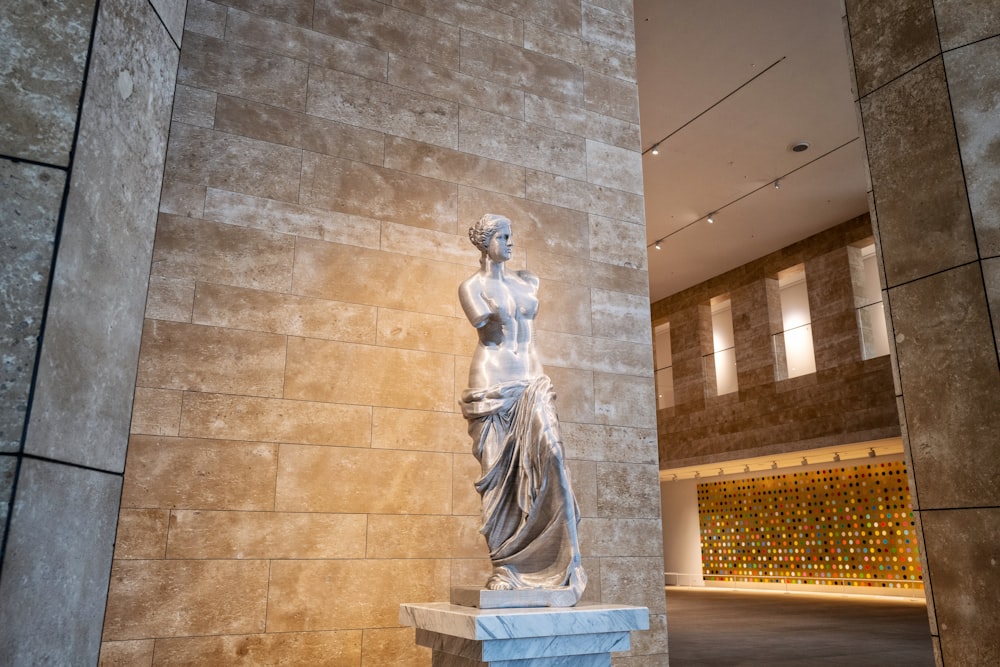 woman in white dress statue