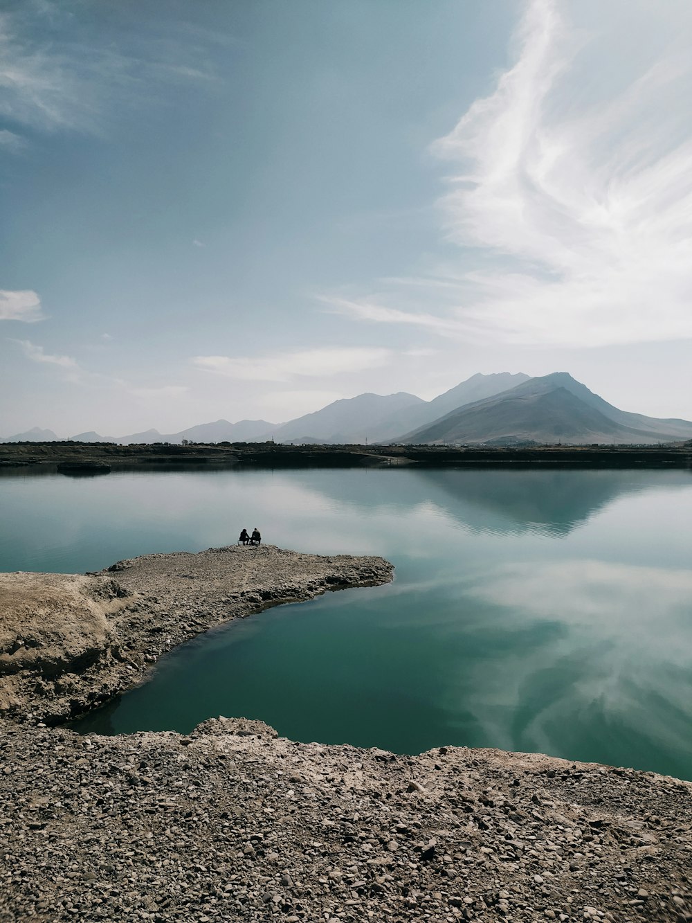 lac au milieu des montagnes pendant la journée