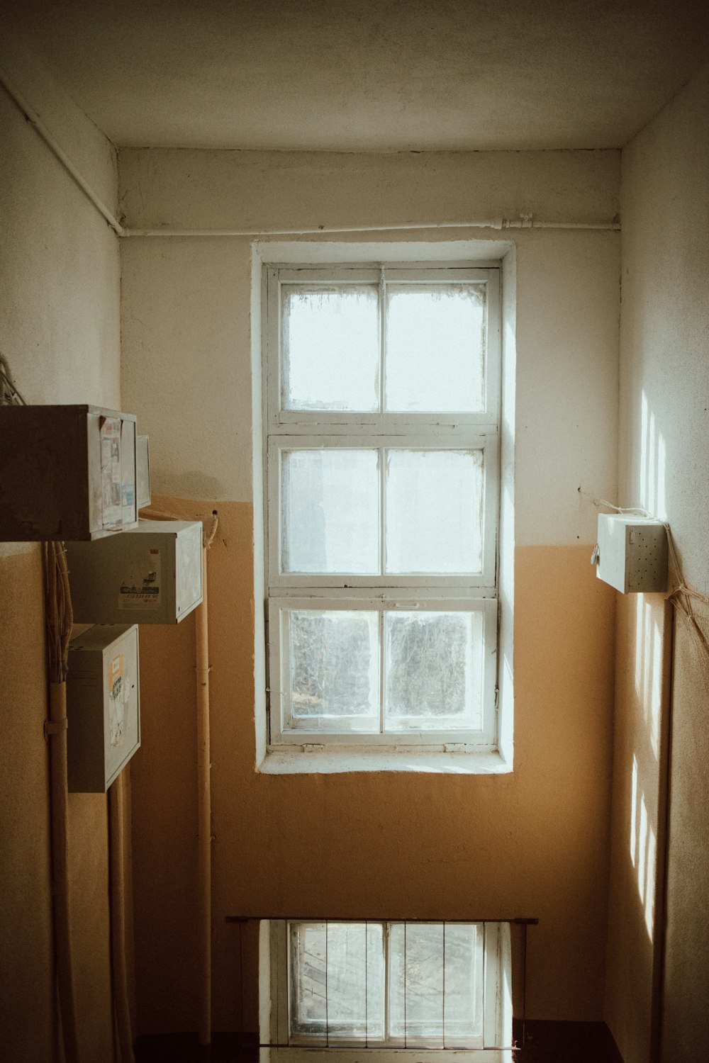 finestra in vetro incorniciato in legno bianco