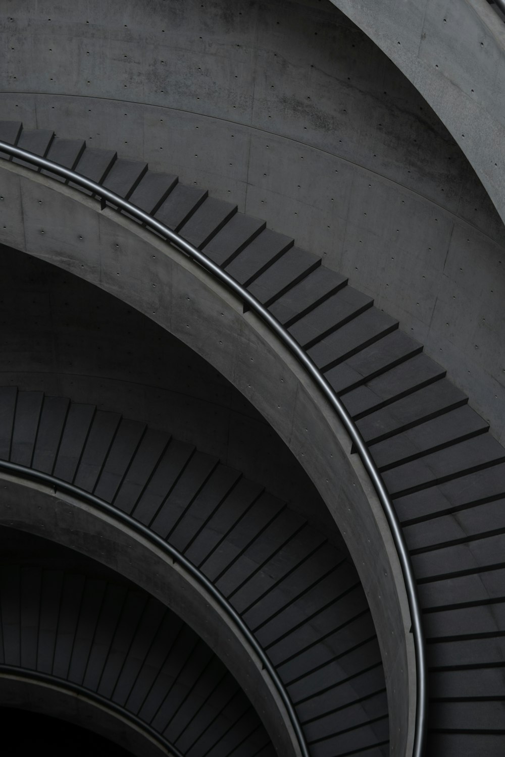 escada em espiral branca com grades de metal cinzentas