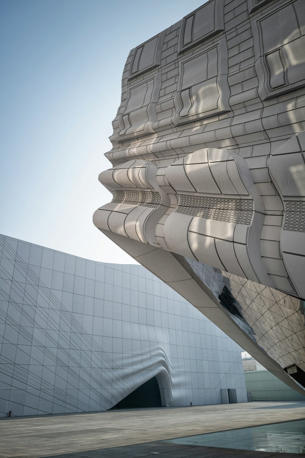 bâtiment en béton blanc pendant la journée