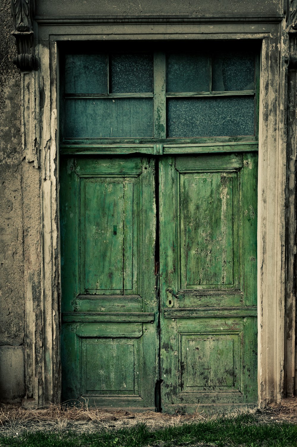 puerta de madera azul sobre pared de hormigón gris