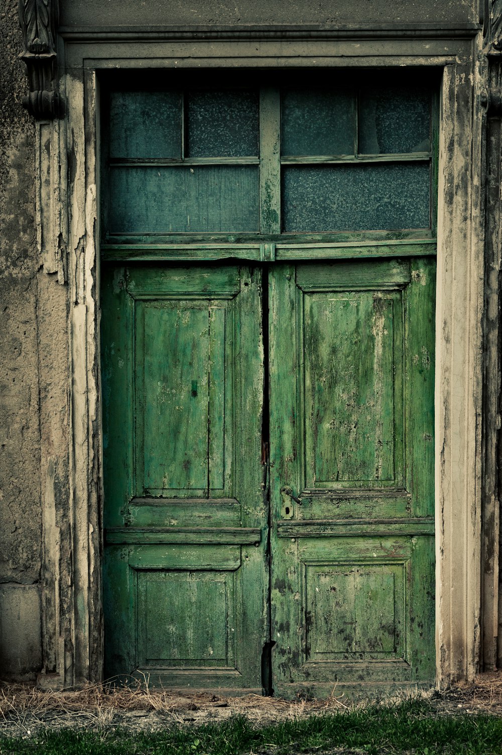 灰色のコンクリートの壁に青い木製のドア