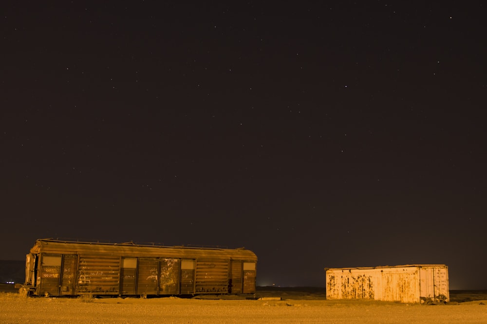 casa di legno marrone sotto il cielo nero durante la notte