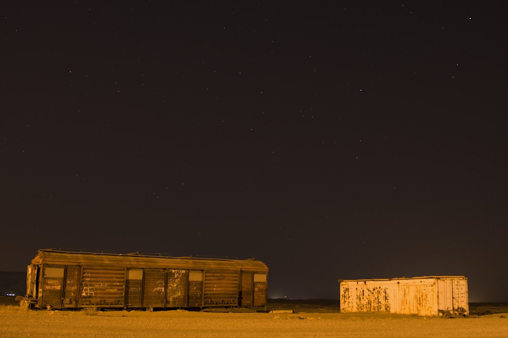 Braunes Holzhaus unter schwarzem Himmel während der Nacht