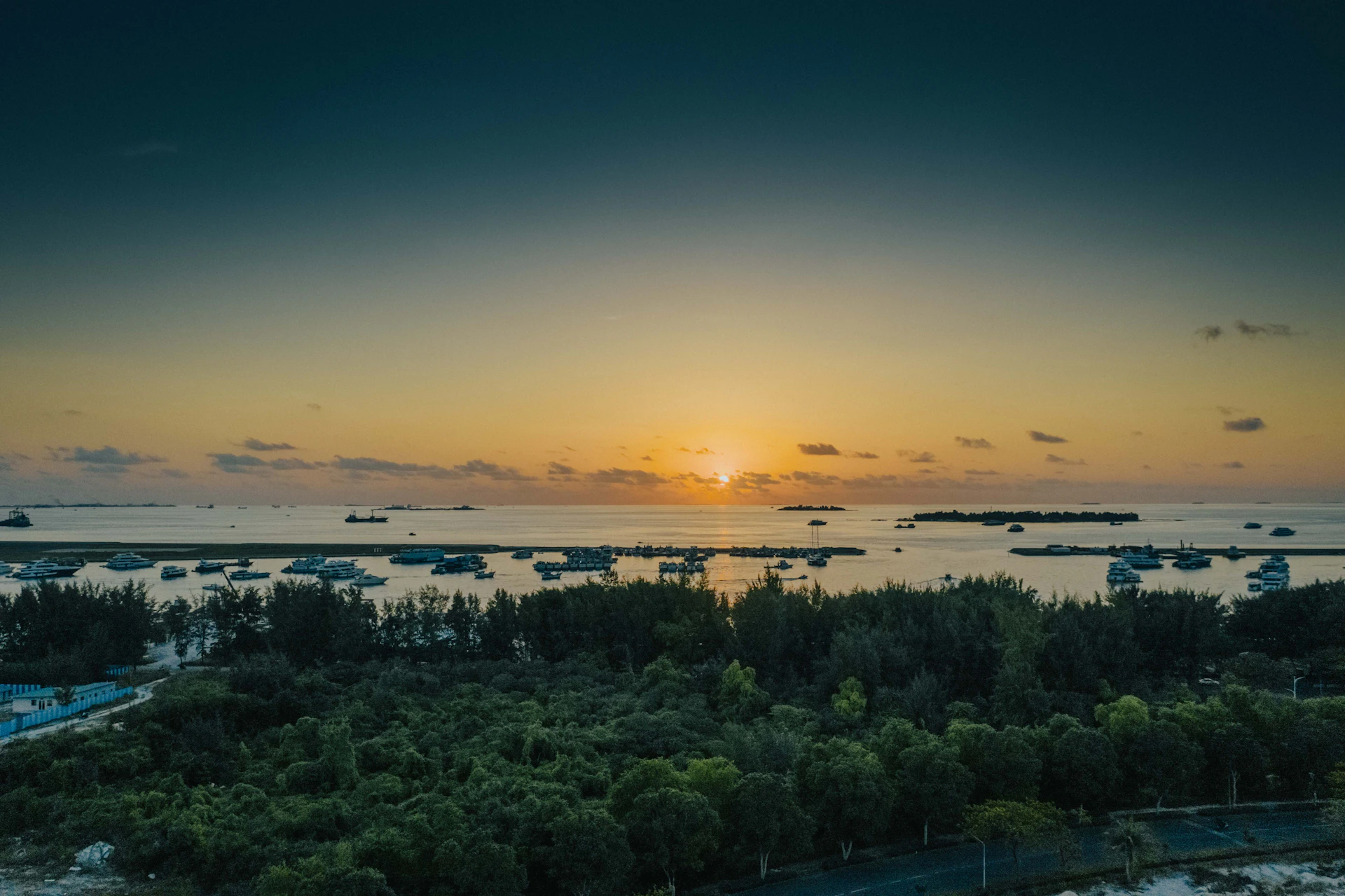 gray computer monitor